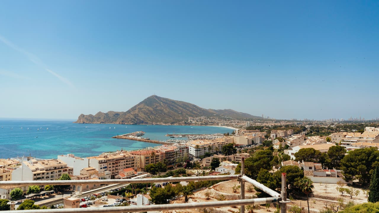 Panorámica de Altea con el puerto deportivo, la playa y la Serra Gelada al fondo