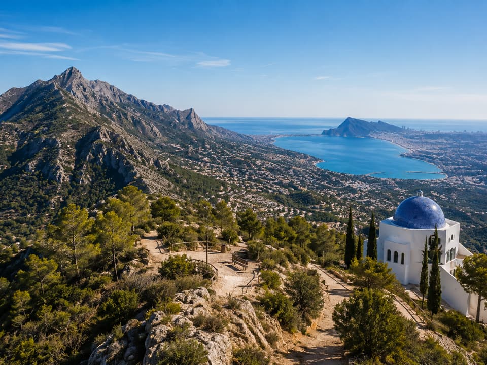Vista desde la Sierra de Altea sobre la bahía, con una ermita de cúpula azul en primer plano